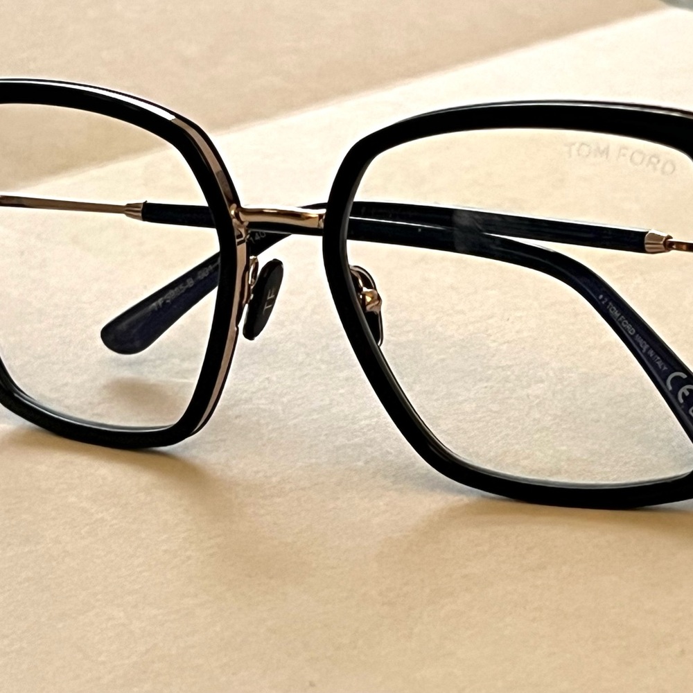 Tom Ford Black and Gold Women's Eyeglasses

Eyeglass Measurement

55-18-140 - Picture 3 of 7